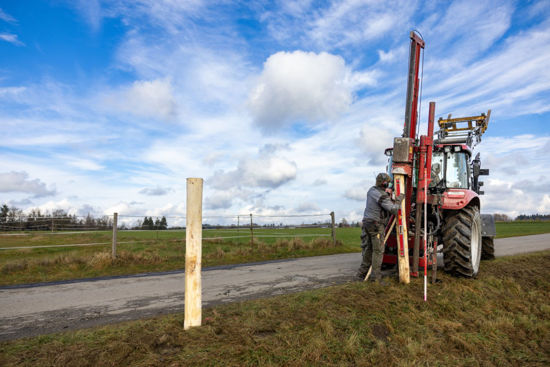 Afbeeldingen van AKO Robiniapaal hoek 250cm hoog  Ø 14-16cm