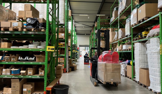 Medewerkers in magazijn Middelwijk Meppel